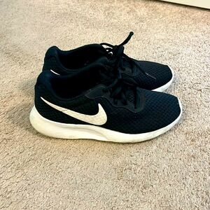 NIKE LADIES TANJUN SNEAKERS SIZE 7 BLACK & WHITE EUC